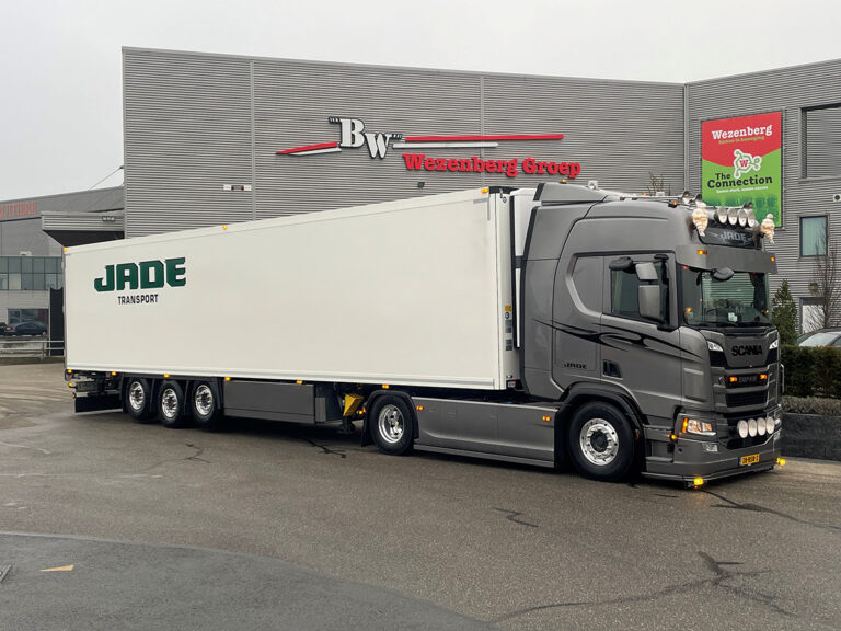 Wezenberg Trailers levert tiende Krone polyester koeloplegger af aan Jade Transport
