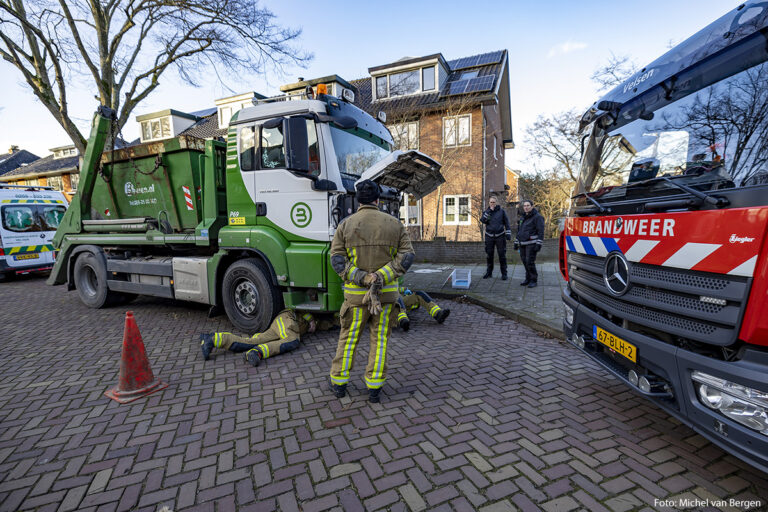 Brandweer redt kat uit motorblok vrachtwagen in Santpoort-Noord
