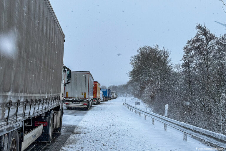 Zware sneeuwval zorgt voor urenlange files op Duite A45