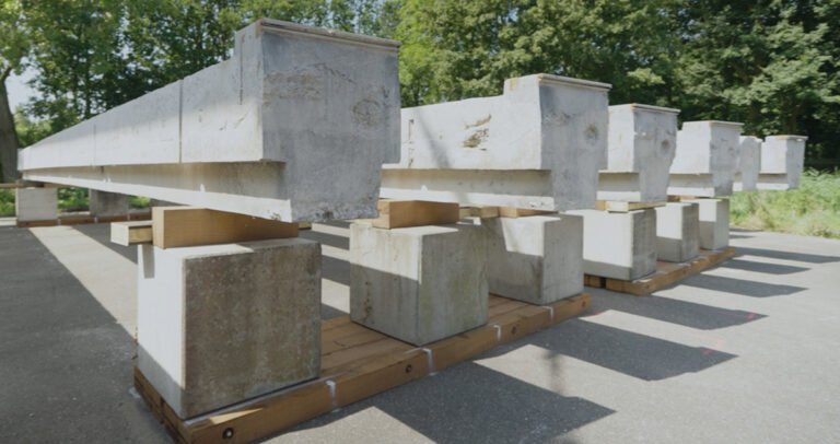 Betonnen liggers A9 hergebruikt voor nieuwe brug in de N201