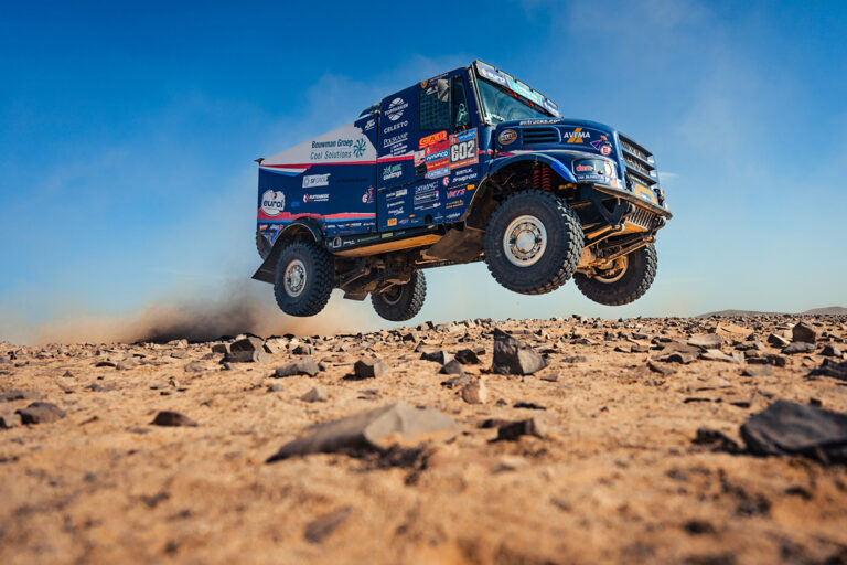 IJzersterke Mitchel van den Brink wint zesde etappe