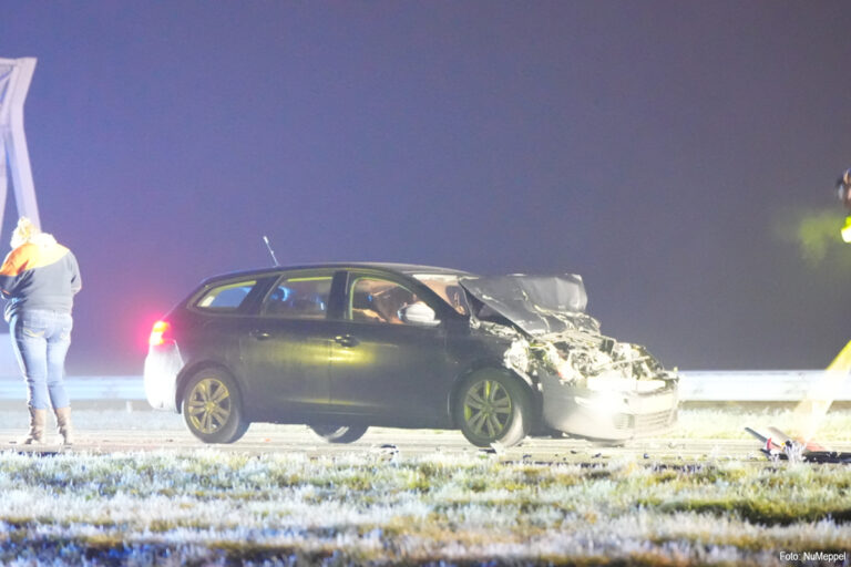 Auto in dichte mist op vrachtwagen gebotst op A28 [+foto’s]