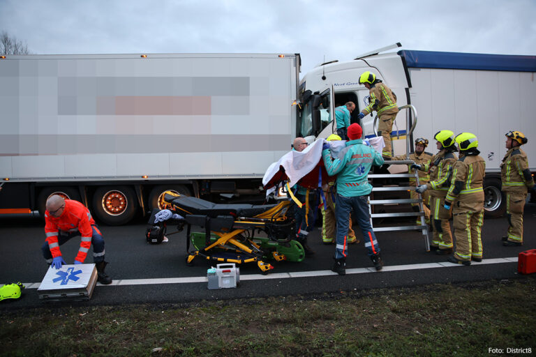 Vrachtwagenchauffeur gewond nadat hij achterop voorligger botst op A4