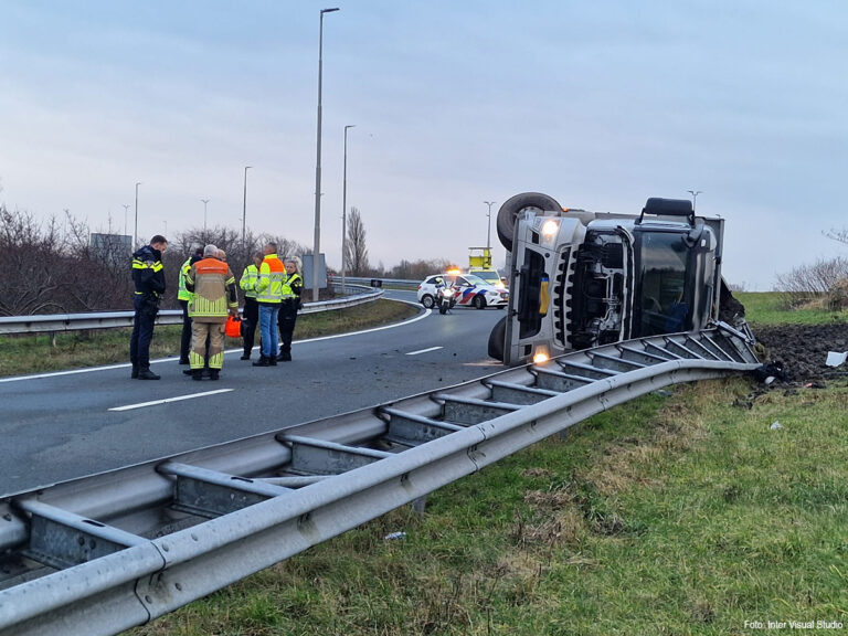 Vrachtwagen gekanteld op A8 [+foto’s]