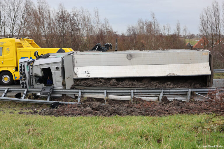 A8 tot na middernacht dicht door gekantelde vrachtwagen met klei [+foto’s]