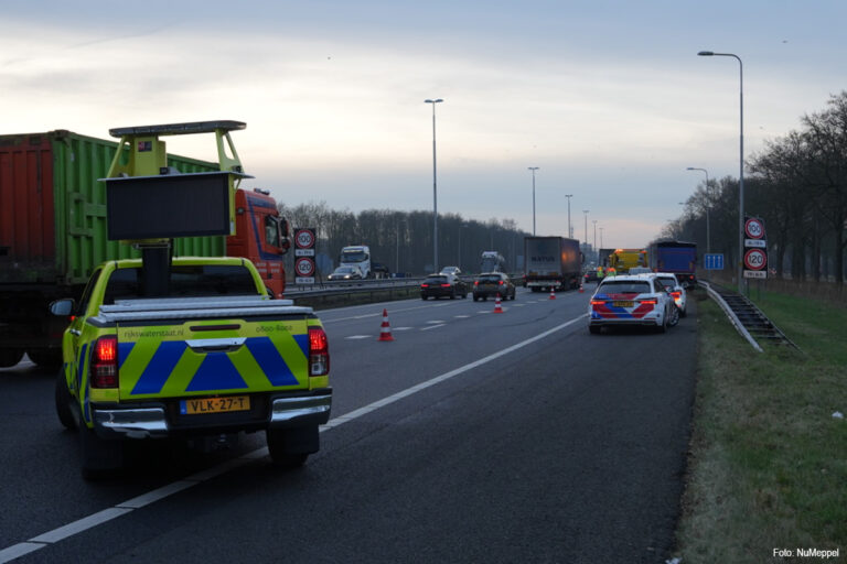 Auto botst tegen twee vrachtwagens op A28