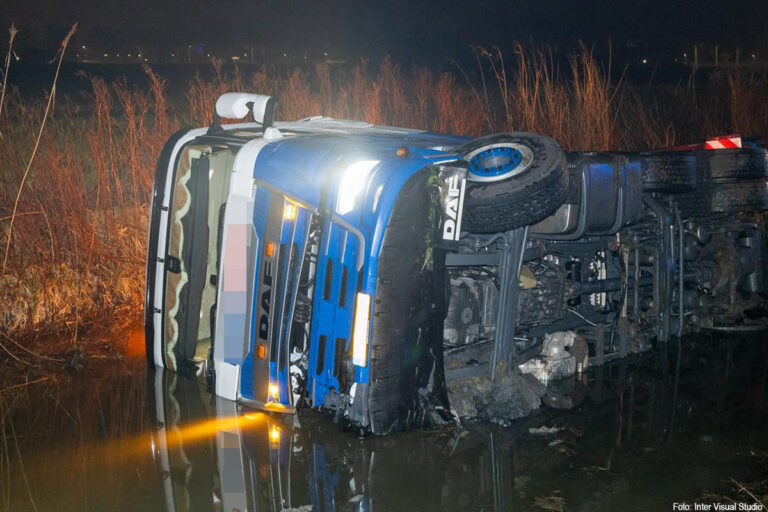 Vrachtwagen belandt in sloot in Nieuw-Vennep: chauffeur naar ziekenhuis [+foto’s]