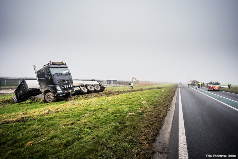 Dode bij zeer ernstig ongeval met vrachtwagen en twee auto’s op N322 [+foto]