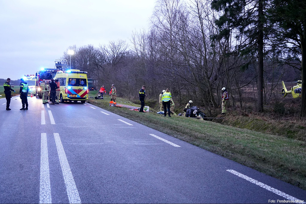 Auto van de N375 geraakt na aanrijding met vrachtwagen [+foto’s].