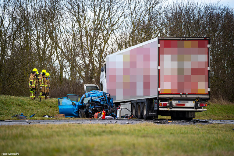 Dode na aanrijding auto en vrachtwagen op N57, vrachtwagenchauffeur aangehouden [+foto’s]