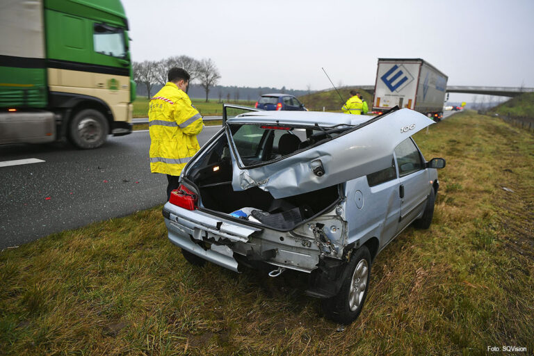 Auto botst tegen vrachtwagen op Westparallel N69