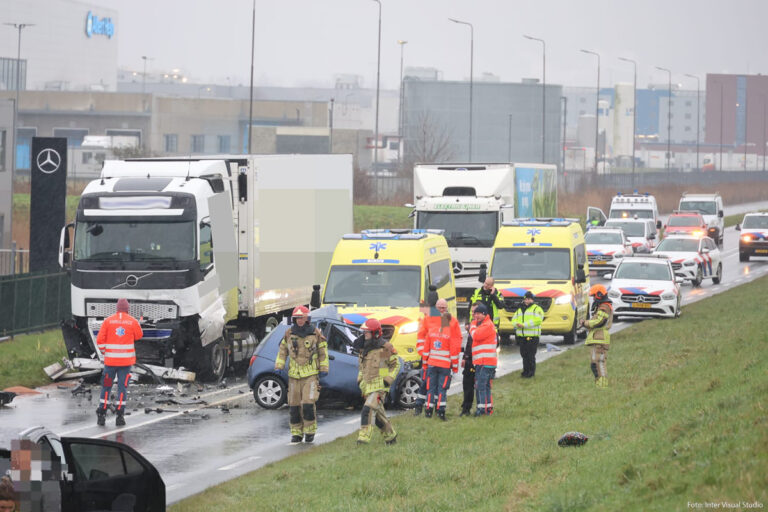 21-jarige automobilist om het leven gekomen na aanrijding met vrachtwagen in Zaandam [+foto’s]