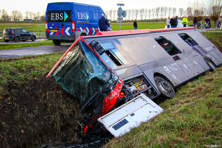 Lijnbus belandt in sloot na aanrijding met auto, meerdere gewonden