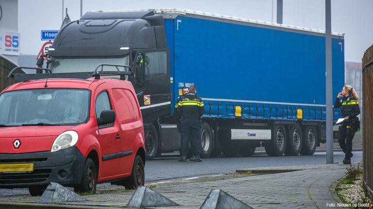Overleden persoon aangetroffen in cabine geparkeerde vrachtwagen in Hoogvliet Rotterdam