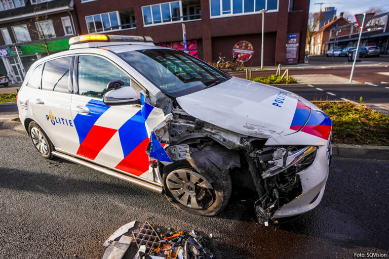 Vrachtwagen rijdt politiewagen aan in Eindhoven