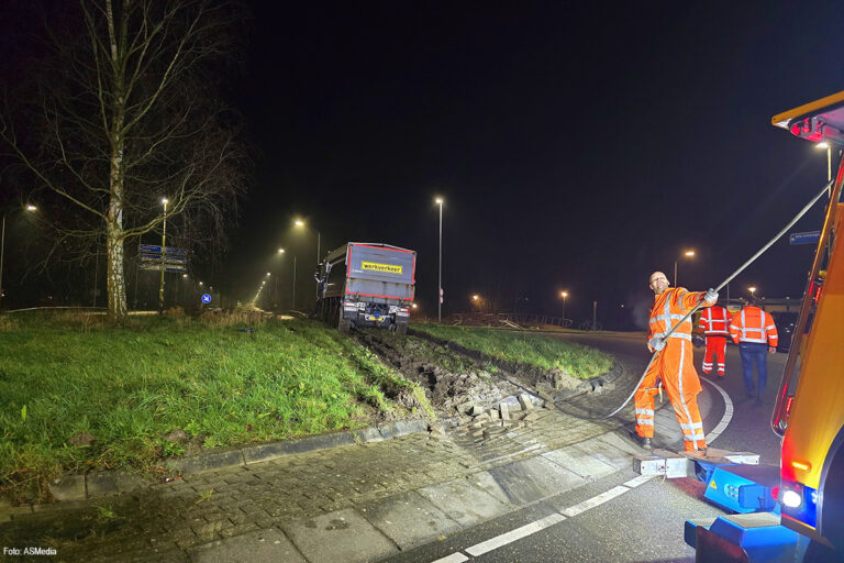 Vrachtwagenchauffeur rijdt rechtdoor over rotonde en botst tegen boom [+foto’s&video]