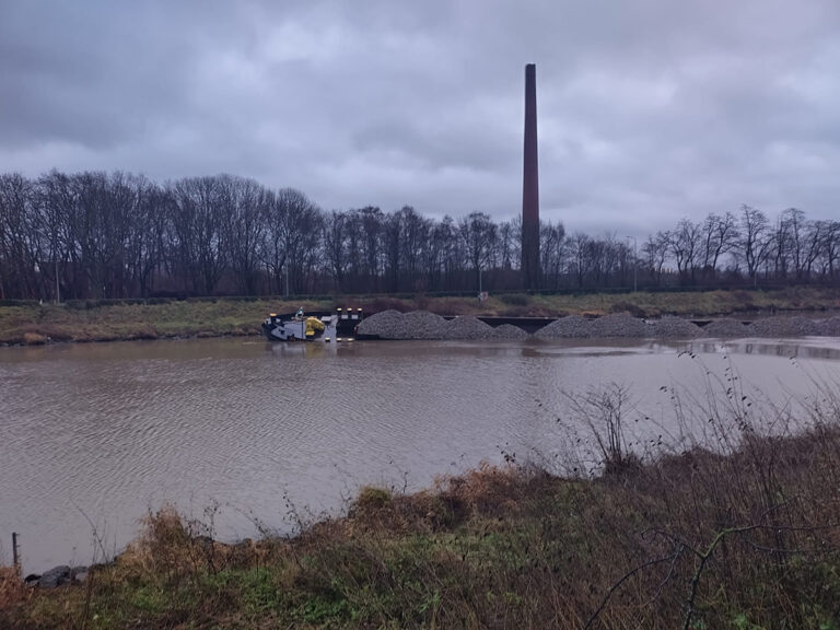 Schip gedeeltelijk gezonken op Maas, scheepvaartverkeer volledig gestremd