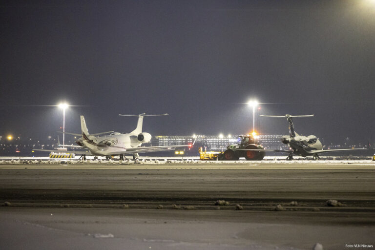 Tientallen geschrapte vluchten op Schiphol door winterse weer