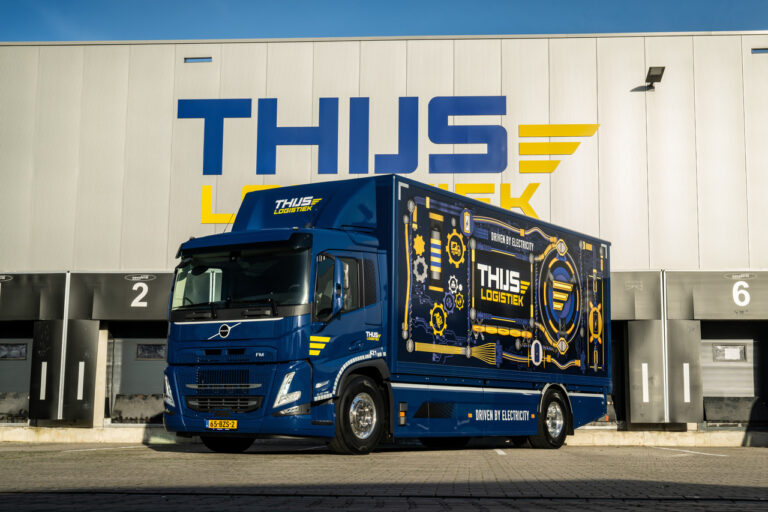 Thijs Logistiek zet belangrijke stap naar emissievrije toekomst met eerste elektrische vrachtwagen en zonnepanelen