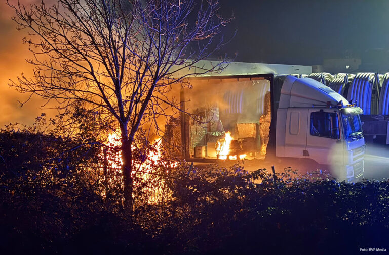 Vrachtwagen trailer in brand in Enkhuizen