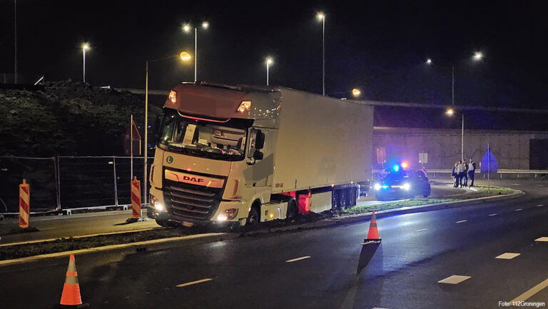 Vrachtwagenchauffeur rijdt zich vast in Groningen