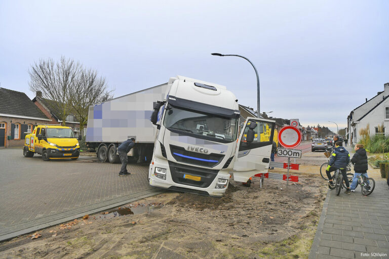 Vrachtwagen vast in zachte berm op Eindhovenseweg in Valkenswaard