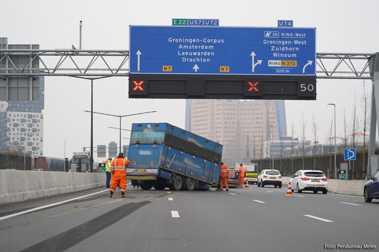 Vrachtwagen verliest aanhanger op N7 [+foto’s]
