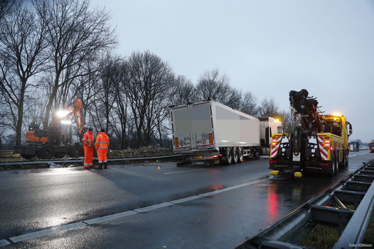 A17 dicht na ongeval met auto en vrachtwagen, suikerbieten op de weg [+foto’s]