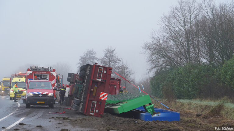 Vrachtwagenchauffeur overleden na kantelen vrachtwagen in Alphen