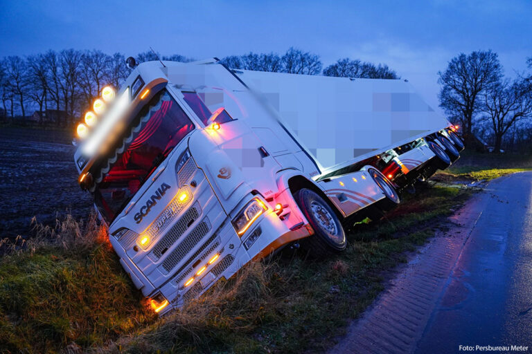 Vrachtwagen in sloot in Donderen