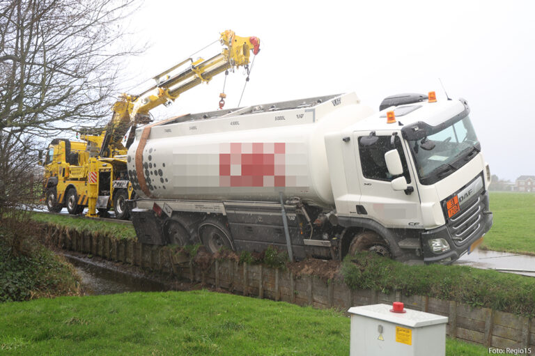 Vrachtwagen met diesel in de berm in Voorhout