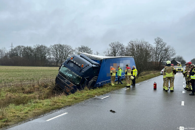 Vrachtwagen in de sloot langs N35