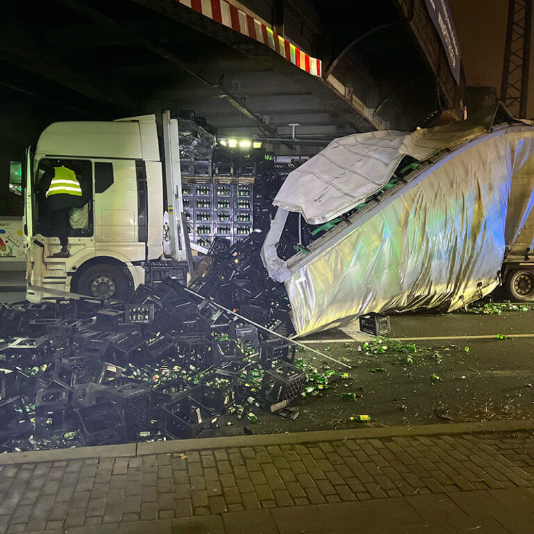 Ravage nadat vrachtwagenchauffeur zijn vrachtwagen vastrijdt onder spoortunnel [+foto’s]