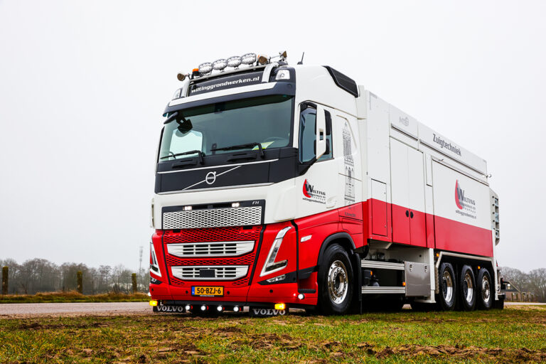 Van Dijk Trucks levert Volvo FH voor grondzuigmachine van Wilting Grondwerken