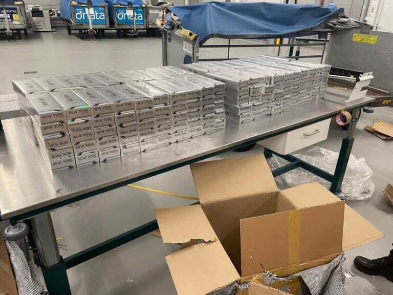 Douane onderschept 400.000 sigaretten op Schiphol