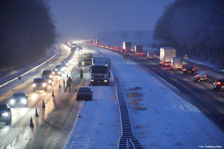 Vrachtwagen weggegleden op A28 [+foto’s]