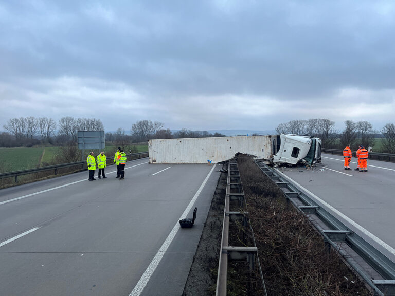 Vrachtwagen op midden geleiderail gekanteld op Duitse A38 [+foto’s]