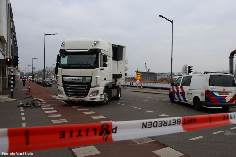 Kind zwaargewond na aanrijding met vrachtwagen in Haarlem