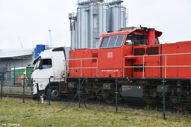 Goederentrein botst op vrachtwagen in Vlissingen-Oost