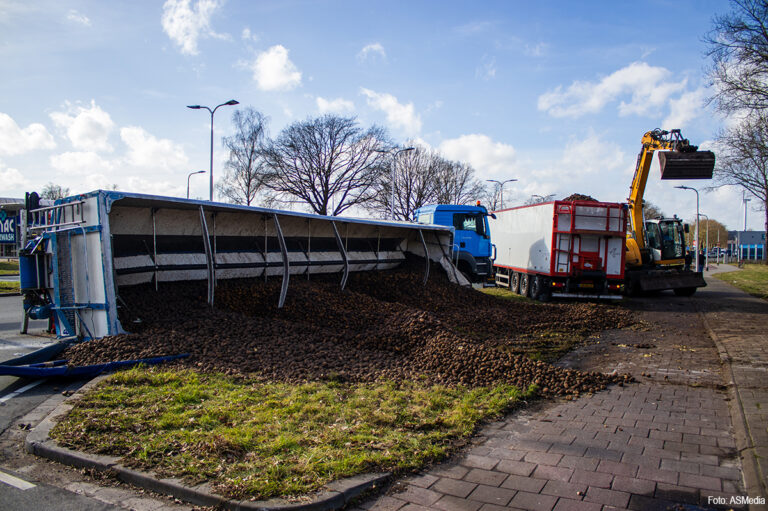 Trailer met aardappels gekanteld in Tilburg [+foto’s]