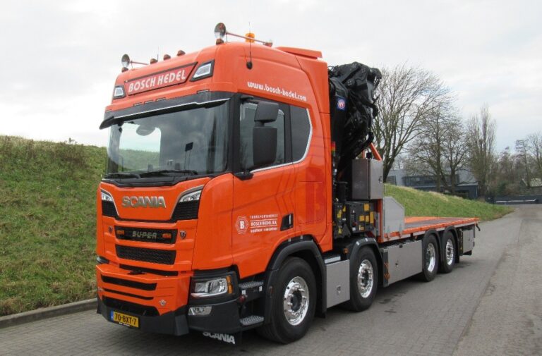 Transportbedrijf Bosch Hedel breidt wagenpark nogmaals uit met een zware HMF 95 ton/mtr autolaadkraan