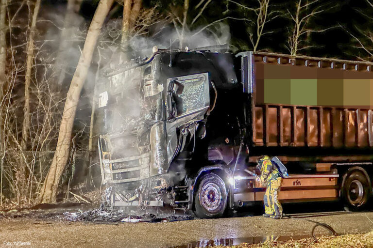 Vrachtwagen uitgebrand in Enschede