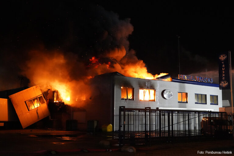 Grote brand verwoest pand Hewil Trucks in Nijmegen [+foto’s&video]