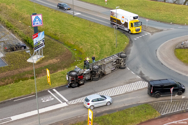 Oldtimer vrachtwagen gekanteld in Werkendam [+foto’s]
