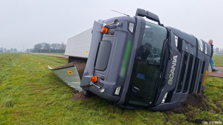 Vrachtwagen gekanteld in Andijk