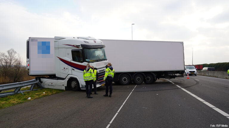 Vrachtwagen geschaard en tegen de vangrail op A7 [+foto’s]
