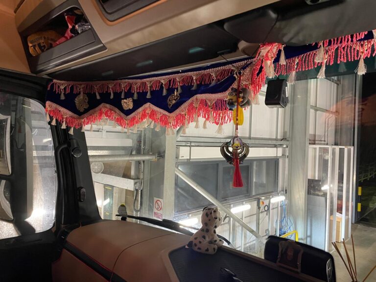 Vrachtwagen aan de kant gezet met zicht belemmerende accessoires [+foto’s]