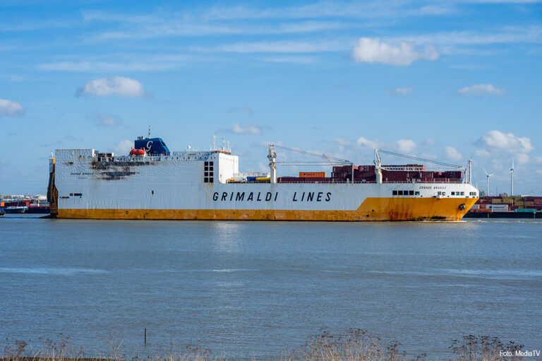 Autoschip Grande Brasile komt Antwerpsesteenweg haven binnen na brand op zee