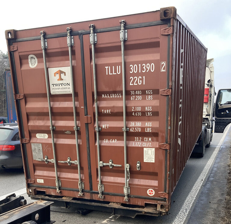 Container chassis breekt in tweeën op vluchtstrook Duitse A3 [+foto’s]