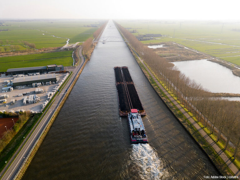 Activisten blokkeren Prinses Irenesluis uit protest tegen kolen [+foto’s]